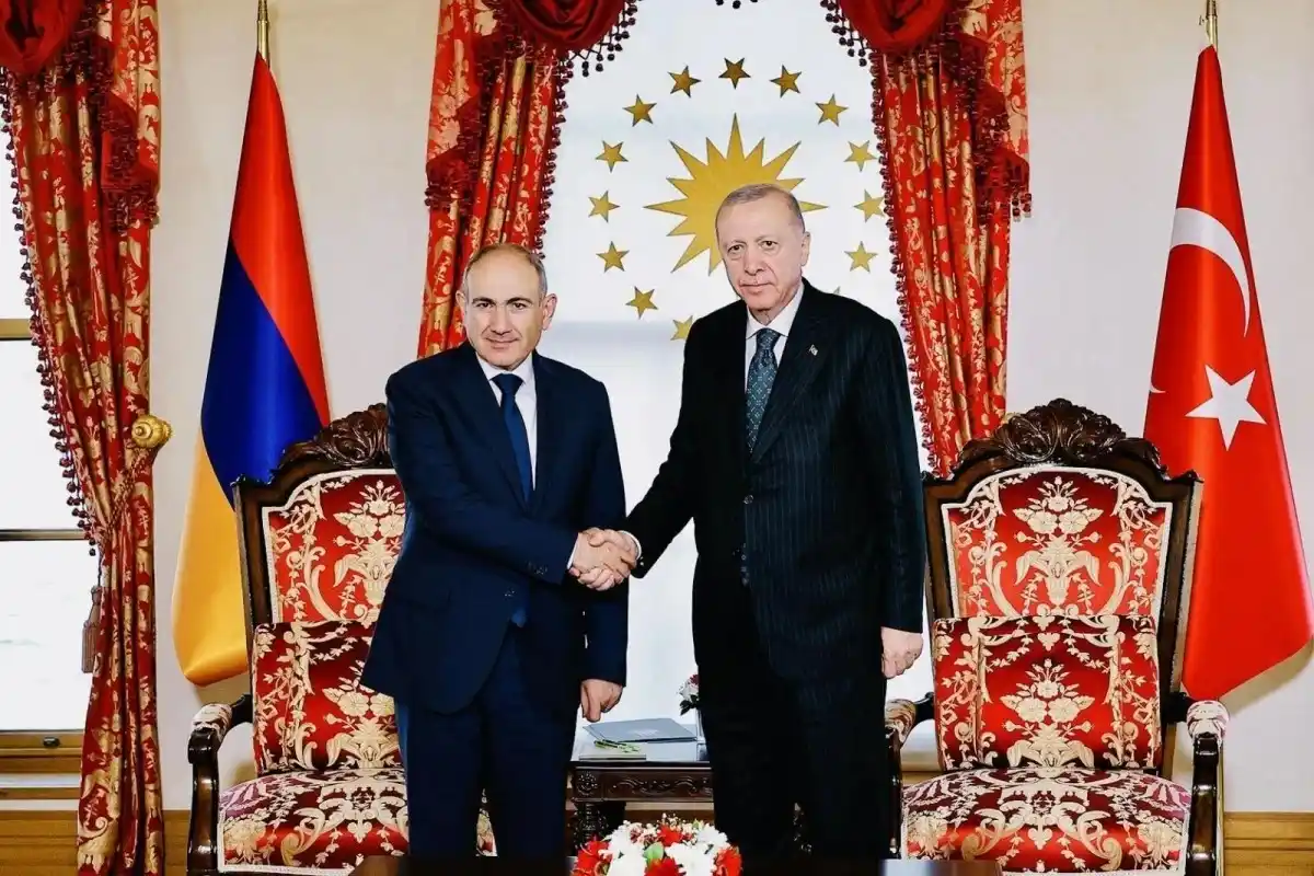 Image from Musavat.com : 🇹🇷🇦🇲 *Ərdoğanla Paşinyan arasında görüş BAŞLADI*  ❌❌❌  ❇️ _İstanbu...