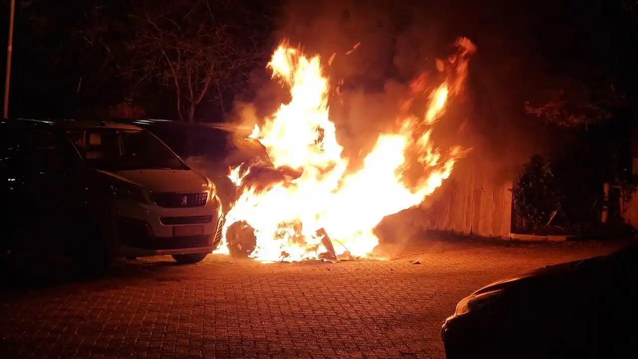 Image from Crime in Brabant: *Twee verdachten in Oss staken Tesla in brand: rechter baseert straf o...