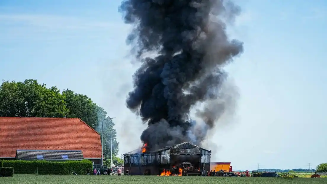 Image from RTV Drenthe: Aan het Zuiderdiep in Valthermond is brand uitgebroken in een grote lo...