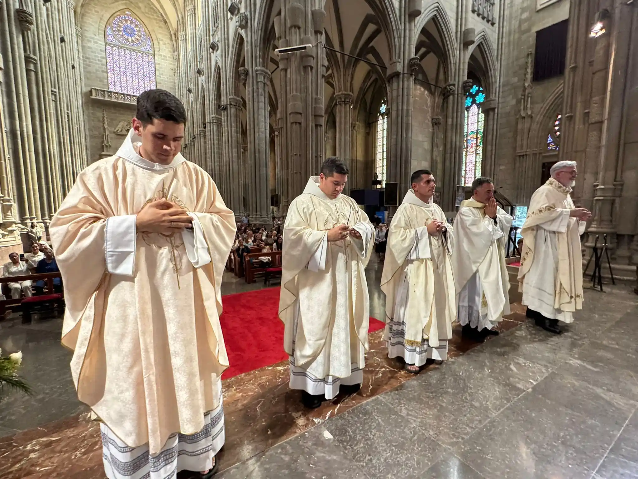 Image from Diócesis de Vitoria: ❤️ ¡Alegría y esperanza! *La Iglesia cuenta ya con 5 nuevos sacerdotes...