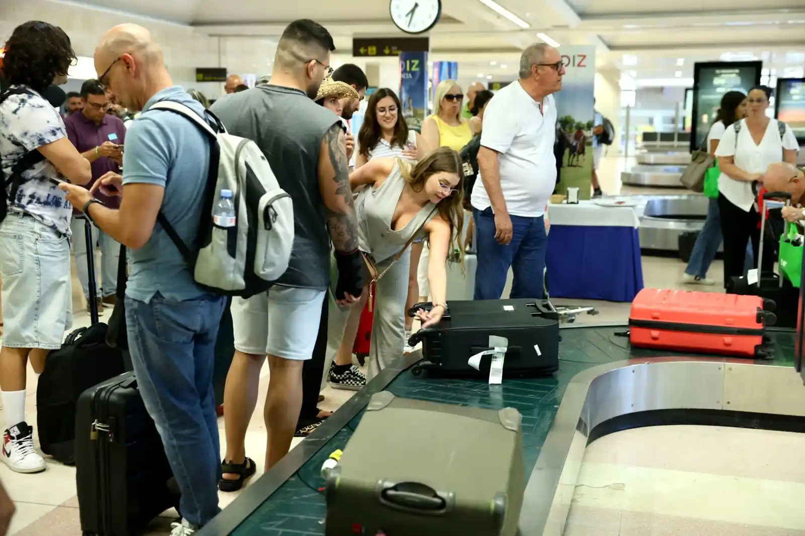 Image from El Confidencial: *Canarias, transporte gratis y picaresca: "Vivo en Sevilla con el padr...