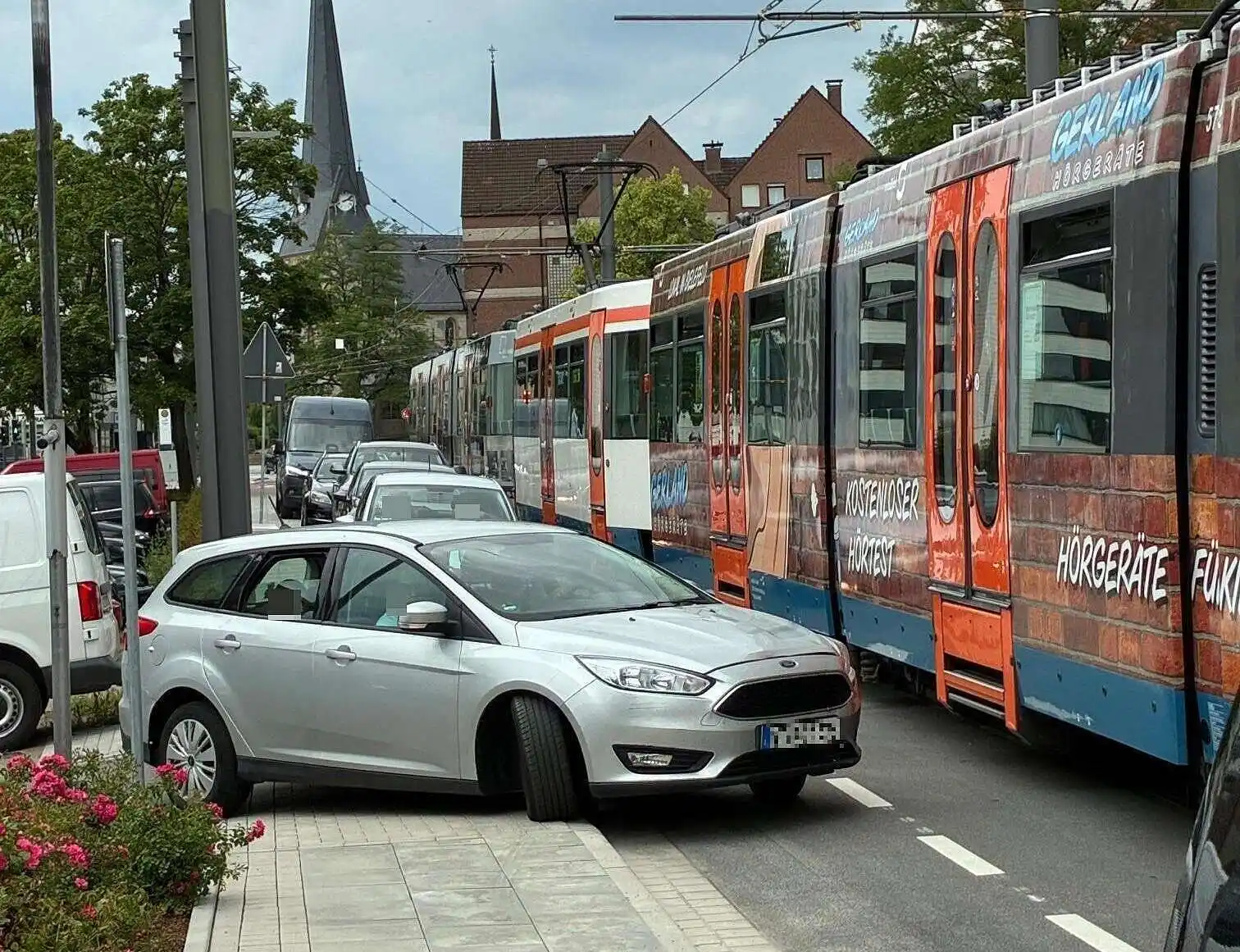 Image from NW Bielefeld: ➡️ *Dutzende Autofahrer missachten Regeln auf neuer Hauptstraße:* Trot...