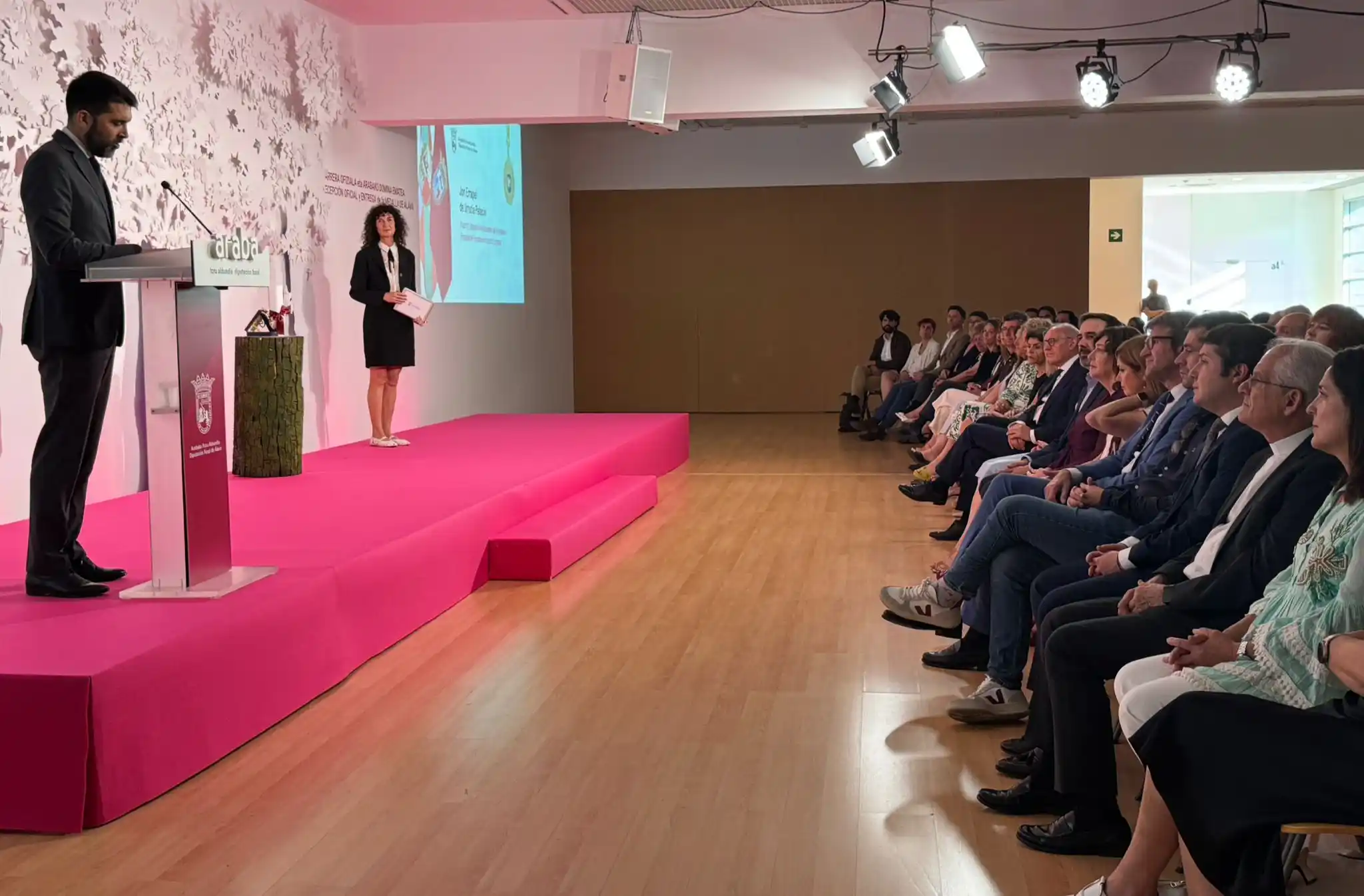 Image from Diócesis de Vitoria: 🏅Hoy se ha hecho entrega de la *Medalla de Álava*, la máxima distinci...