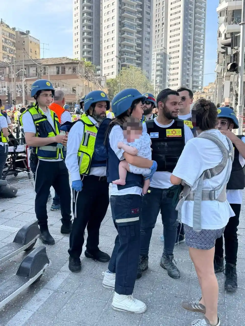 Image from NOTICIAS PROFÉTICAS : ISRAEL 🇮🇱   Rescate de un bebé de una de las arenas en el centro de ...