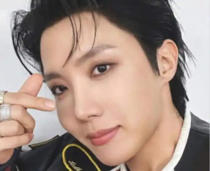 Image from ๐๐ฃ๐ข๐ฃ & ๐๐ก๐๐ข๐ฅ๐ ๐๐ง๐๐ข๐ก ๐ฉ๐๐: j-hope untuk Pertama Kalinya Sebagai Solois Masuk Top 30 UK Official S...