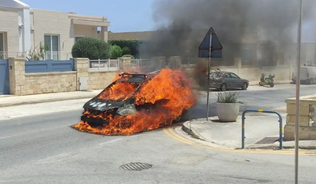 Image from Newsbook Malta: *Jeħlisha ħafif wara li vann ħa n-nar fil-Mellieħa*  Membri tal-Protez...