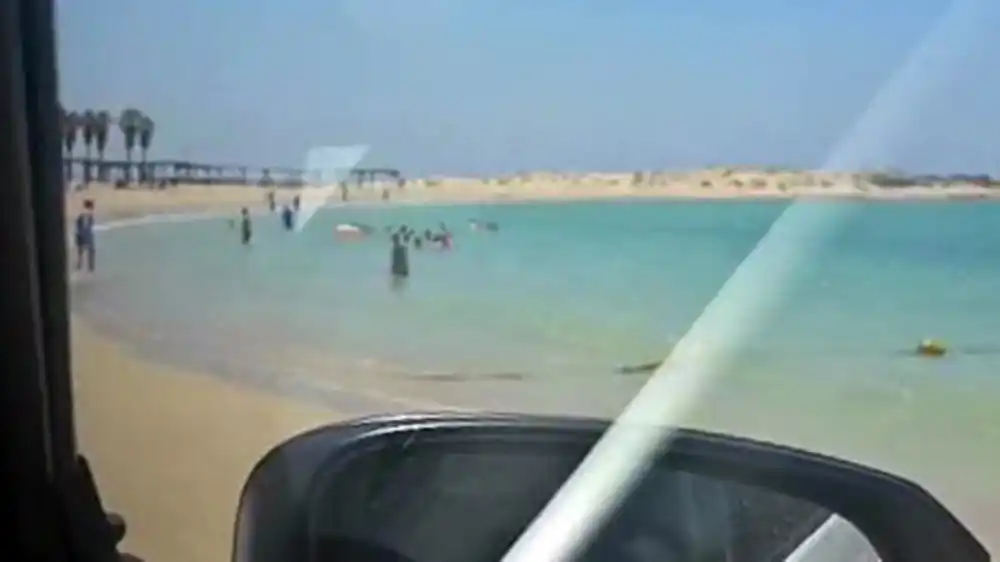 Image from חי פה - תאגיד החדשות (ערוץ): חוף הכרמל: החופים סגורים, אך בניגוד להנחיות - ההמונים מתקהלים והמקלטים...