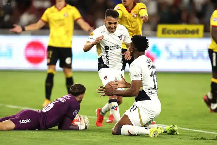 Image from Publinews GT: Las inéditas grabaciones de la cámara corporal del árbitro de la Liga ...