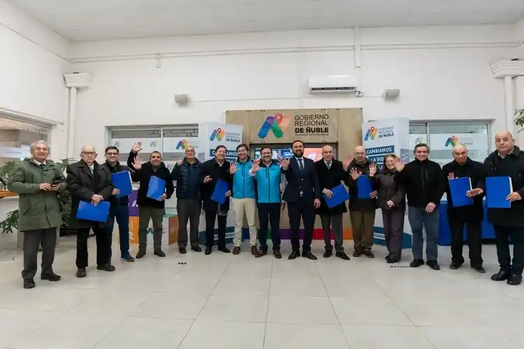 Image from Chillan OnLine: Ocho radios comunitarias reciben concesiones de frecuencia por parte d...