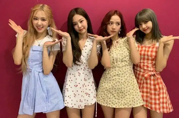 Image from 𝗕𝗟𝗔𝗖𝗞𝗣𝗜𝗡𝗞 ❘ 블랙핑크 ✅: > _¿Prefieres grupos de chicas o de chicos?_ > _De chicas (blanco) ...
