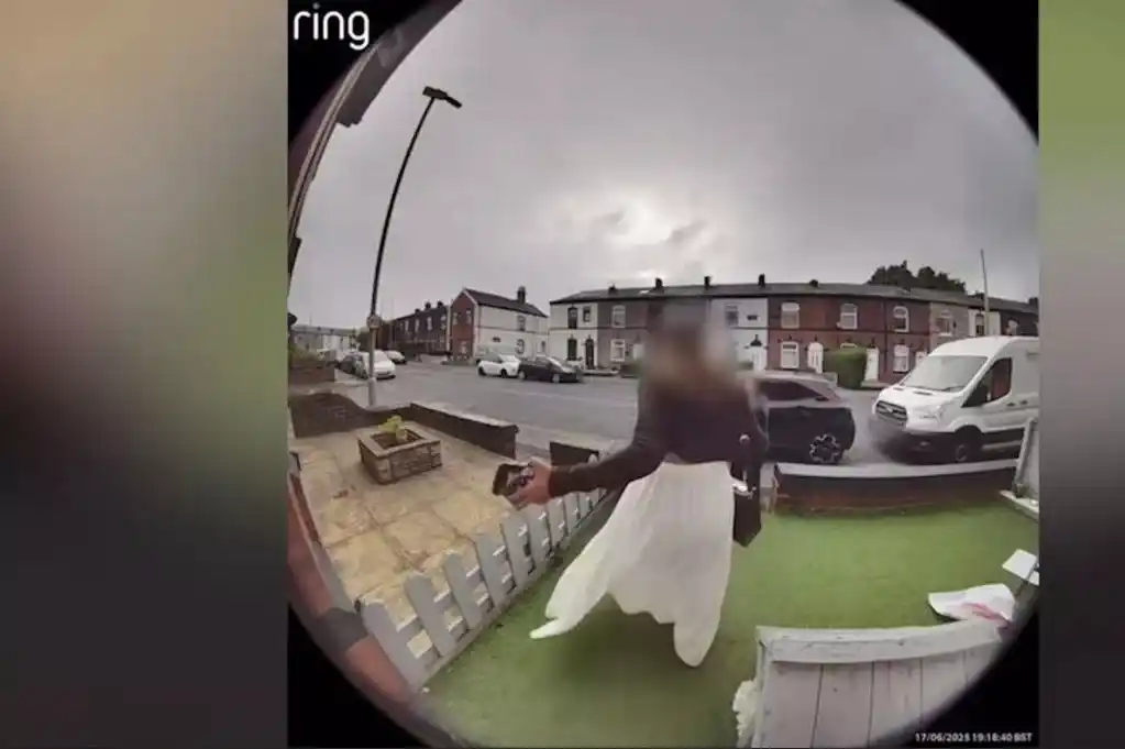 Image from Manchester Evening News: *Women stage bizarre 'photoshoot' in front garden of murder victim's h...