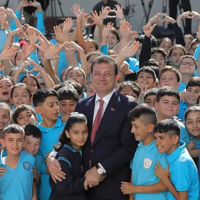 Image from Ekrem İmamoğlu: Bugün karne günüydü; öncelikle anneleri babaları cezaevinde olduğu içi...