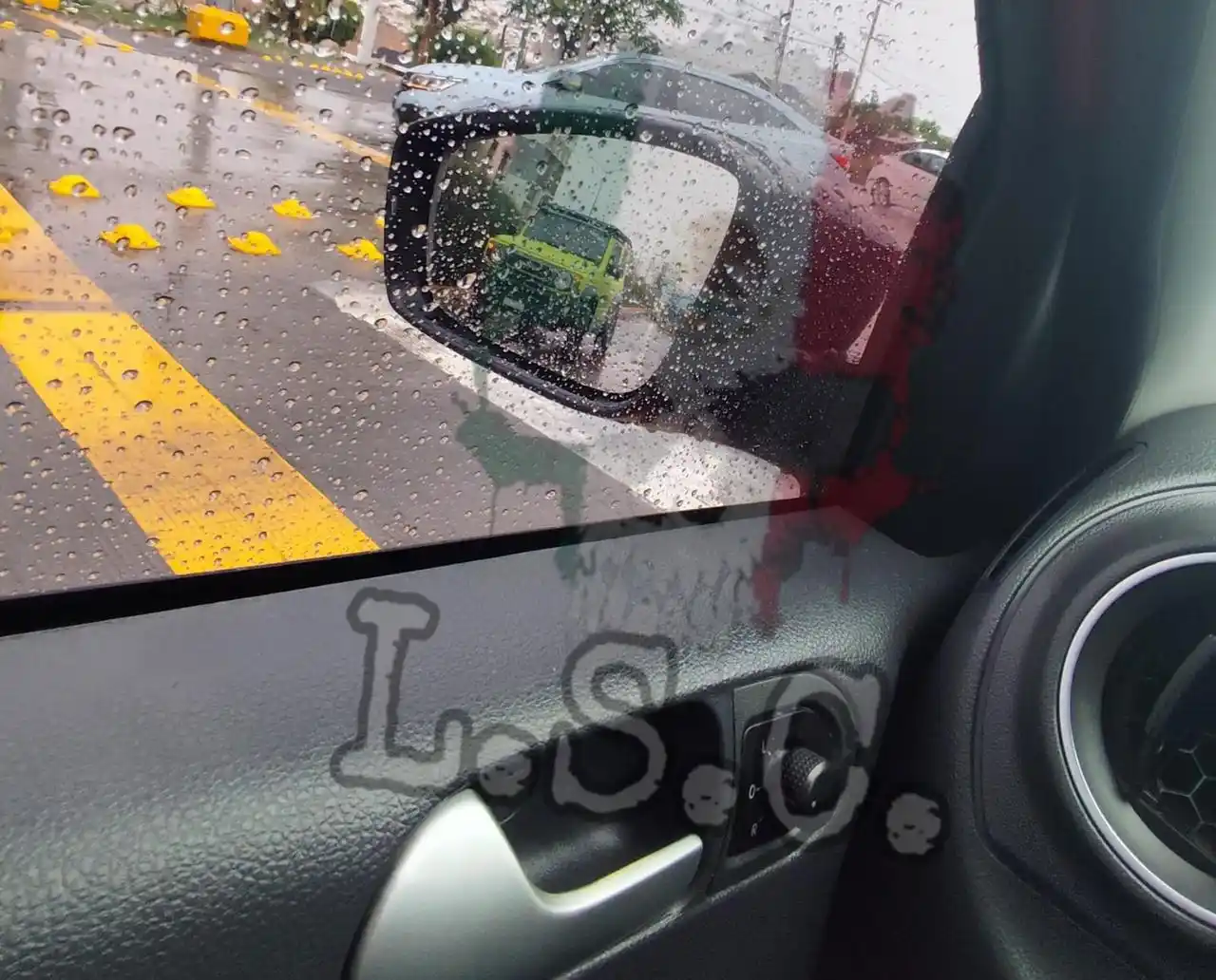 Image from L.S.C 🇲🇽💀: Causante del tráfico en insurgentes  Camioneta barada en el semáforo d...