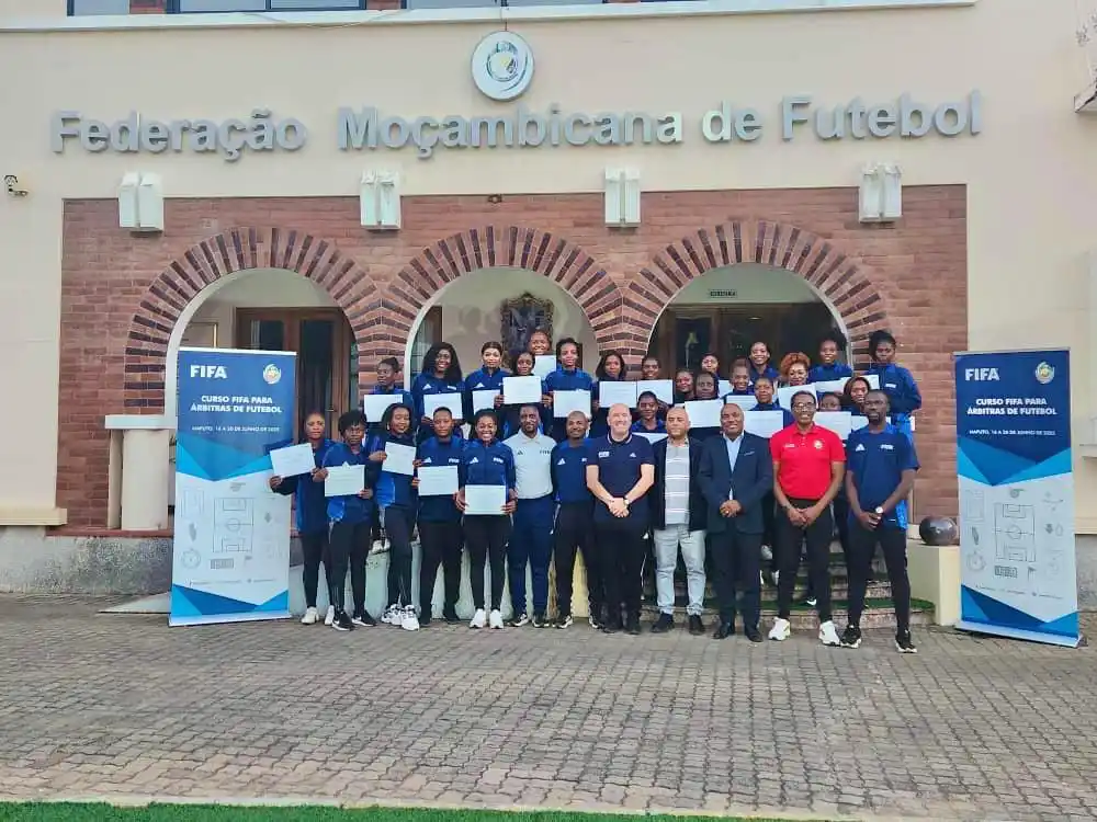 Image from FEDERAÇÃO MOÇAMBICANA DE FUTEBOL (Oficial) : 📸 𝐄𝐧𝐜𝐞𝐫𝐫𝐚𝐦𝐞𝐧𝐭𝐨 𝐝𝐨 𝐂𝐮𝐫𝐬𝐨 𝐅𝐈𝐅𝐀 𝐩𝐚𝐫𝐚 𝐀́𝐫𝐛�...