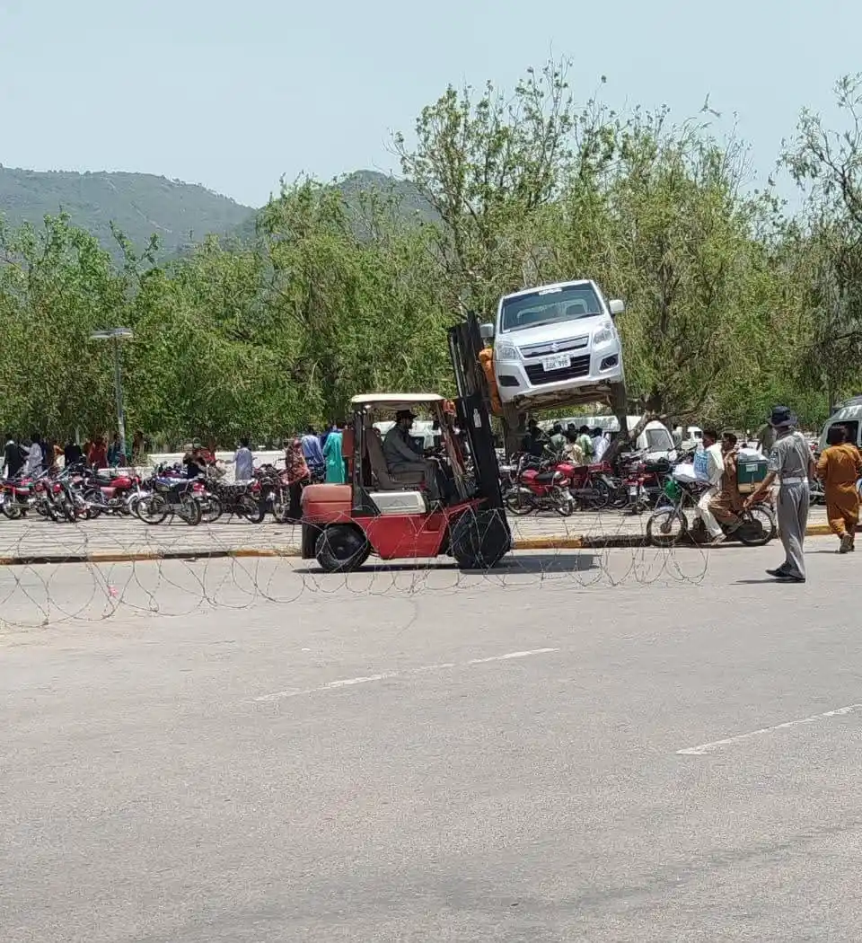 Image from Islamabad Traffic Police: غلط پارکنگ سے گریز کریں، اسلام آباد ٹریفک پولیس غلط پارکنگ کرنے والے ا...