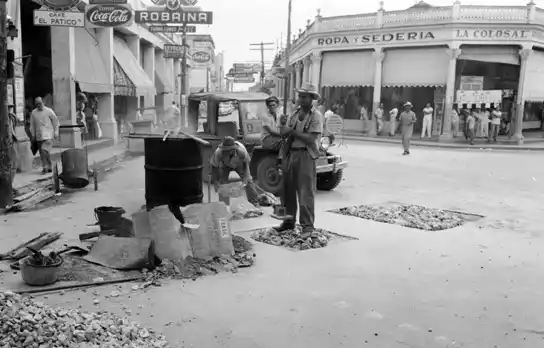 Image from El Viejo Pinar y más 📜: 📸Imagen de la calle Vélez Caviedes , esquina Martí en el año 1955 en...