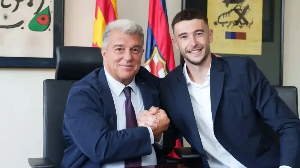 Image from Claro Sports: Joan García firma su contrato con el Barcelona https://www.clarosport...