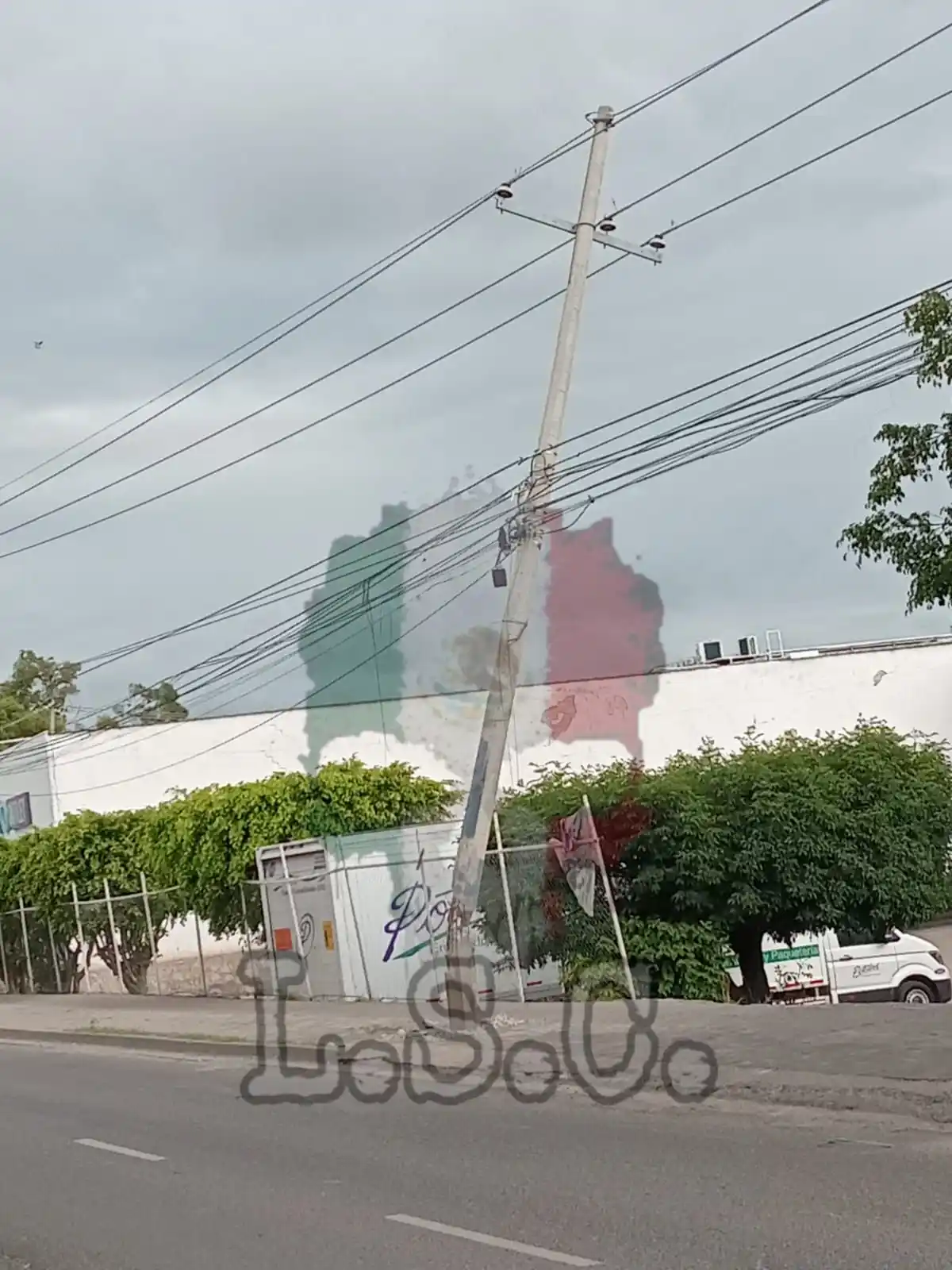Image from L.S.C 🇲🇽💀: LSC 💀🇲🇽 Se reporta poste en deterioro en blvd Aeropuerto casi esqu...