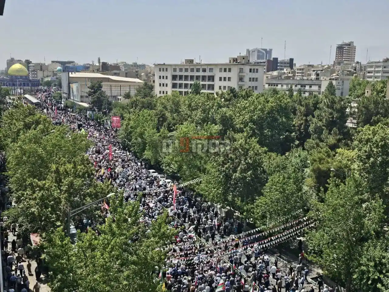 Image from Comunidades Plus Canal de noticias: Multitudinaria plegaria en Teheran con cánticos hostiles a Israel y EE...