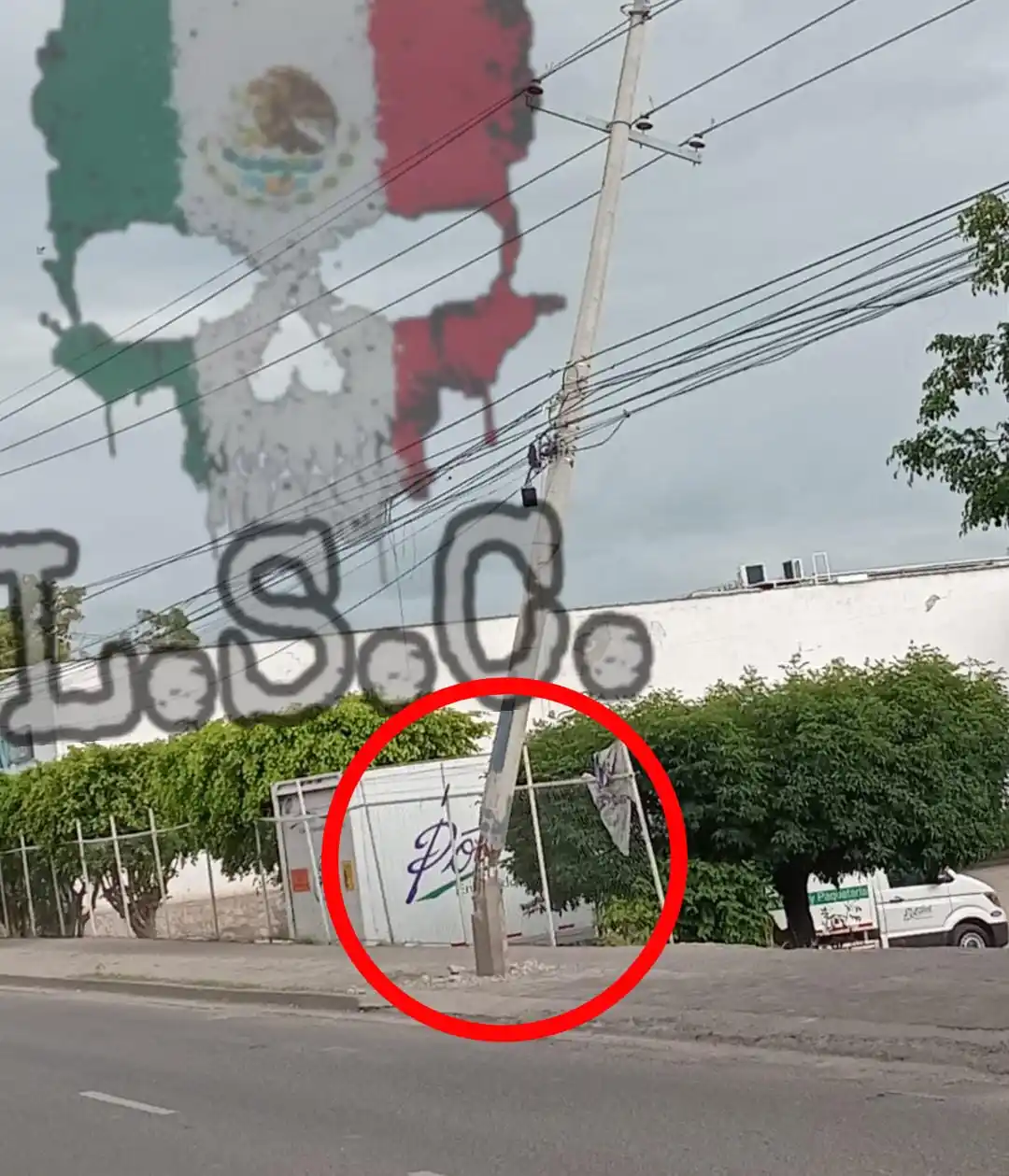 Image from L.S.C 🇲🇽💀: Poste muy inclinado esto en blvd Aeropuerto casi esquina con blvd Omeg...