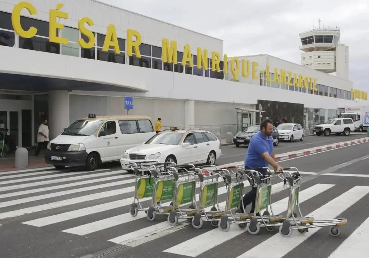 Image from Canarias7: 🔴 *ÚLTIMA HORA | Falsa amenaza de bomba en el aeropuerto de Lanzarote...