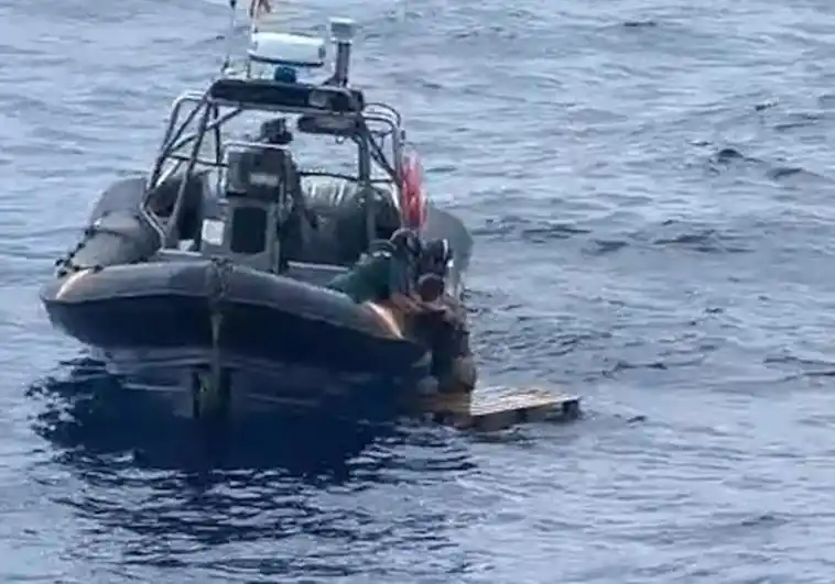 Image from Canarias7: 🚨 ÚLTIMA HORA| *Rescatan a un hombre a bordo de un palet de madera qu...