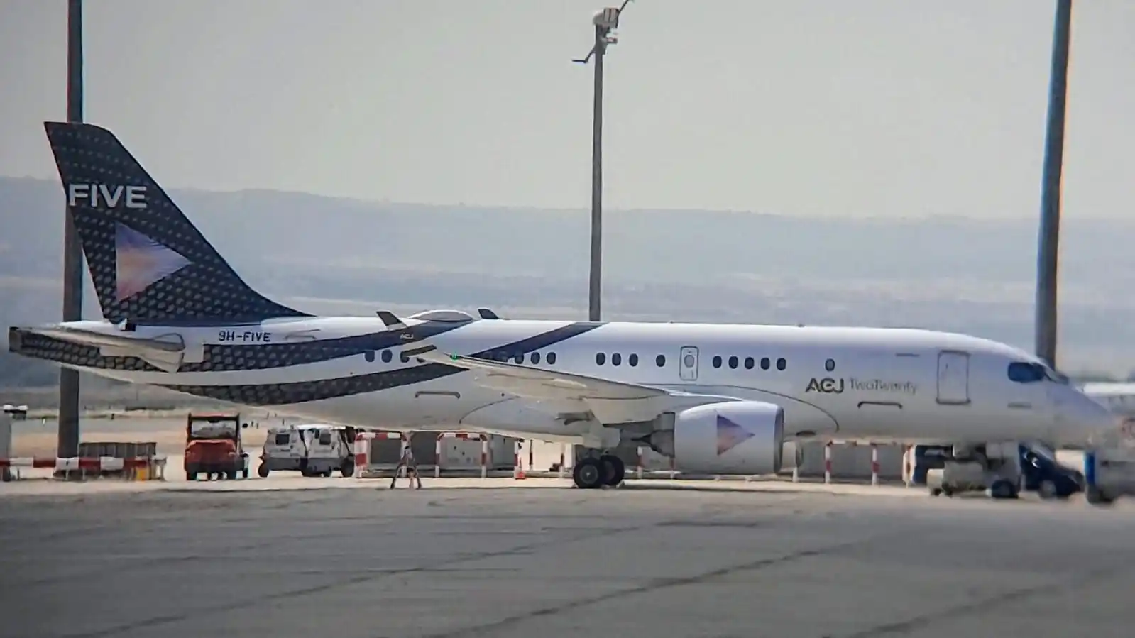 Image from Aereoshow/Aereonoticias: A220 de Comlux ( 9H-FIVE ) procedente de Dubai ( DWC ) en Madrid Baraj...