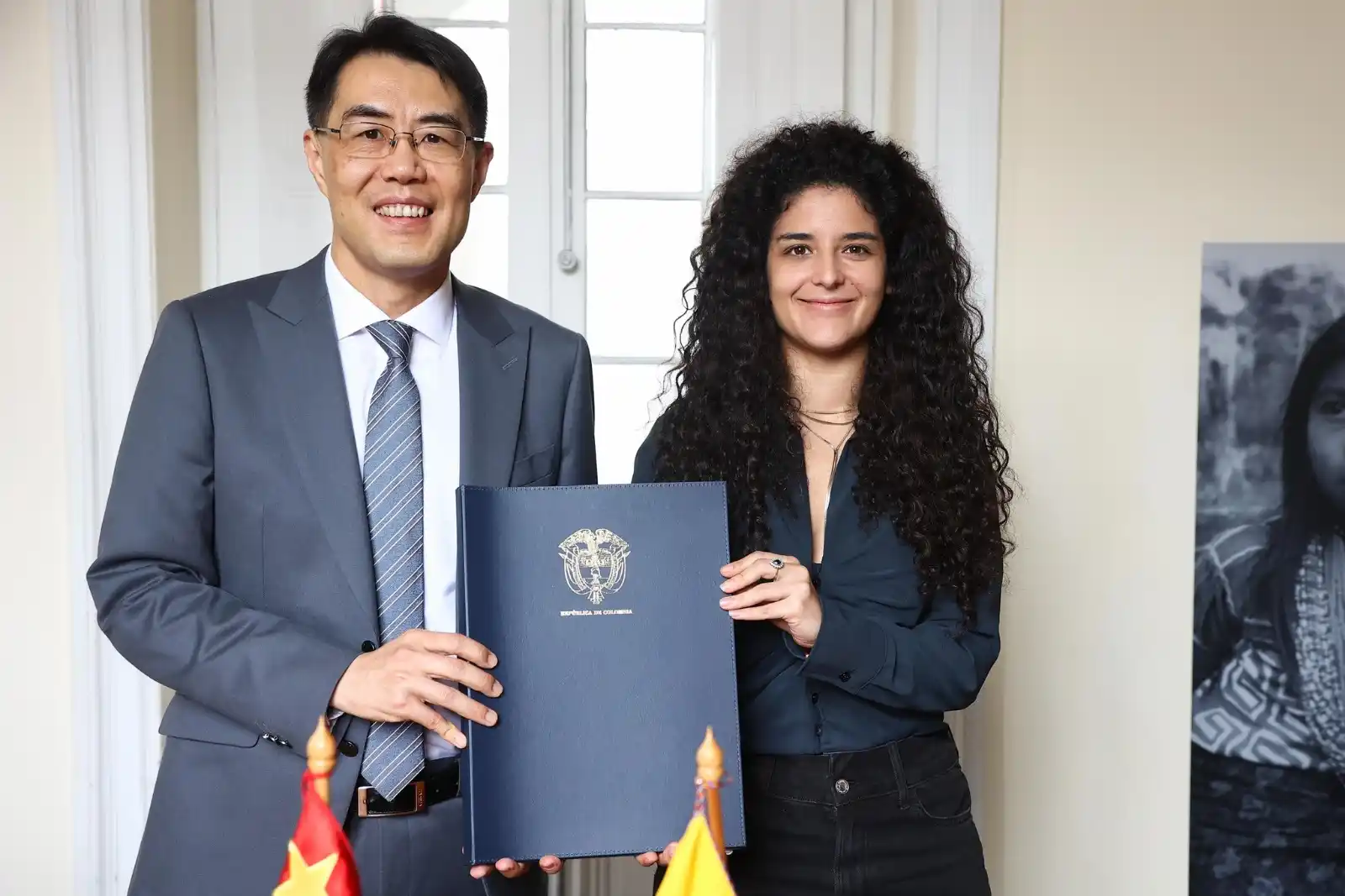 Image from Ministerio de las Culturas, las Artes y los Saberes de Colombia: El Minculturas firma Memorando de Entendimiento con China Media Group....