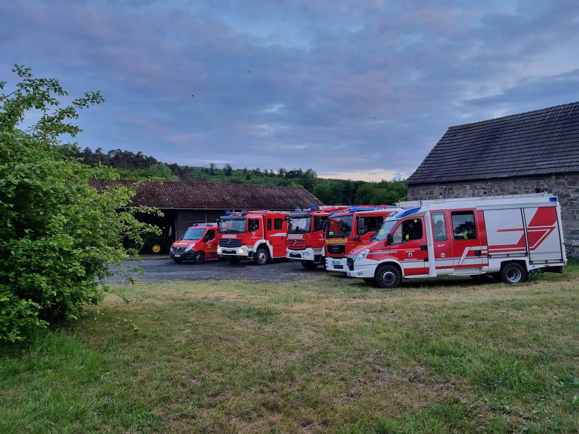 Image from Feuerwehr Sundern: 🚒 Info Feuerwehr Sundern KELLERBRAND AUF DEM WAGYU-HOF SAUERLAND: Fe...