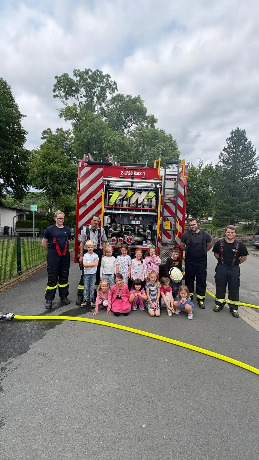 Image from Feuerwehr Sundern: 🚒 Info Feuerwehr Sundern  Zur Brandschutzerziehung rückten jetzt je z...