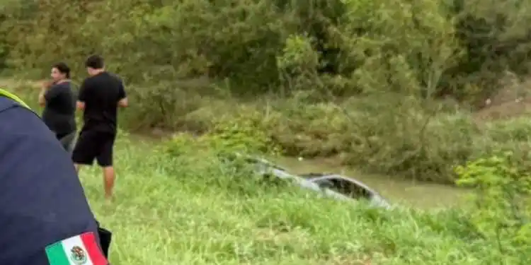 Image from Vox Populi Noticias: 😨💥🚗Mustang se proyecta hacia canal de riego en la carretera Ribereñ...