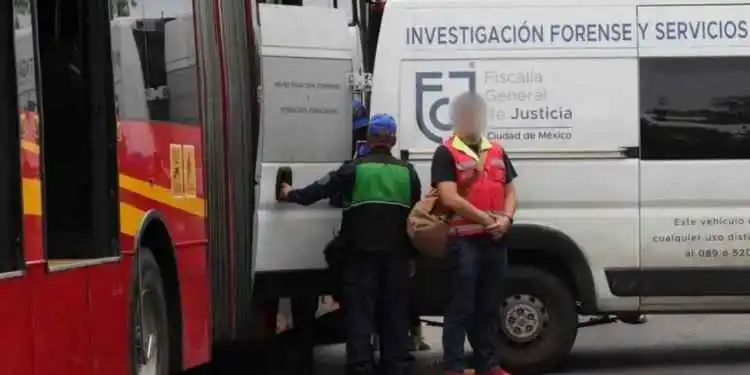 Image from Vox Populi Noticias: 😰😣Pasajero muere dentro del Metrobús en la CDMX  El incidente fue re...