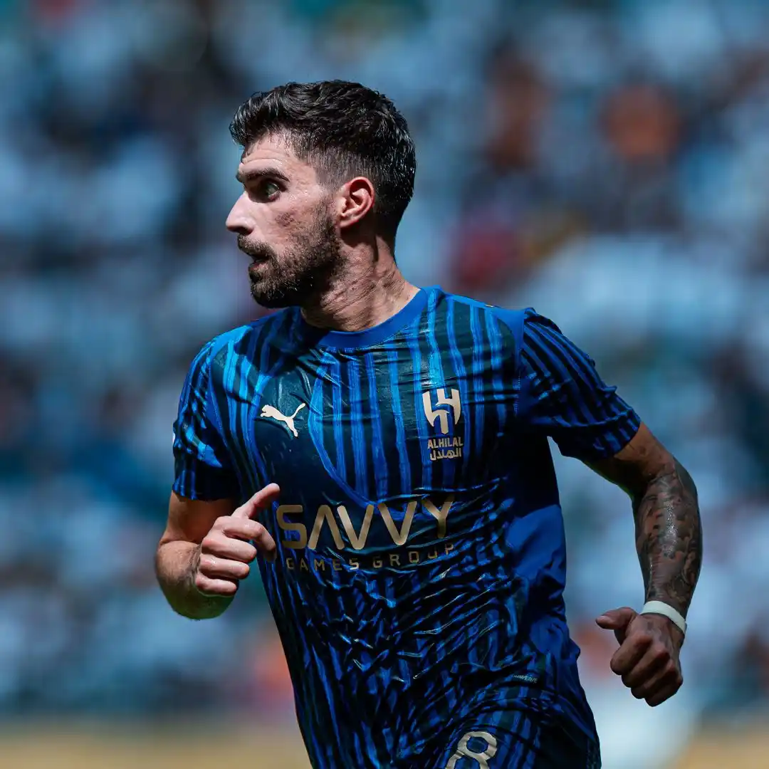 Image from نادي الهلال - AlHilal Club: طقم كأس العالم بهويّته وتفاصيله الفاخرة 🌙💙  احصل عليه الآن من: 📍 مت...