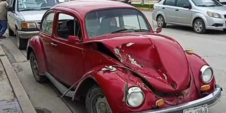 Image from Vox Populi Noticias: 💥🚗“Vochito” termina dañado tras choque con camioneta en El Mante, Ta...