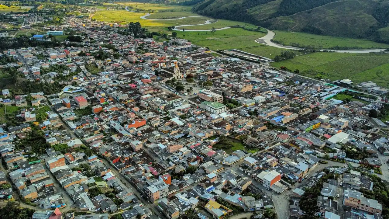 Image from Hora 13 Noticias: *¡Arranque! Todas las vías departamentales de Antioquia estarán habili...