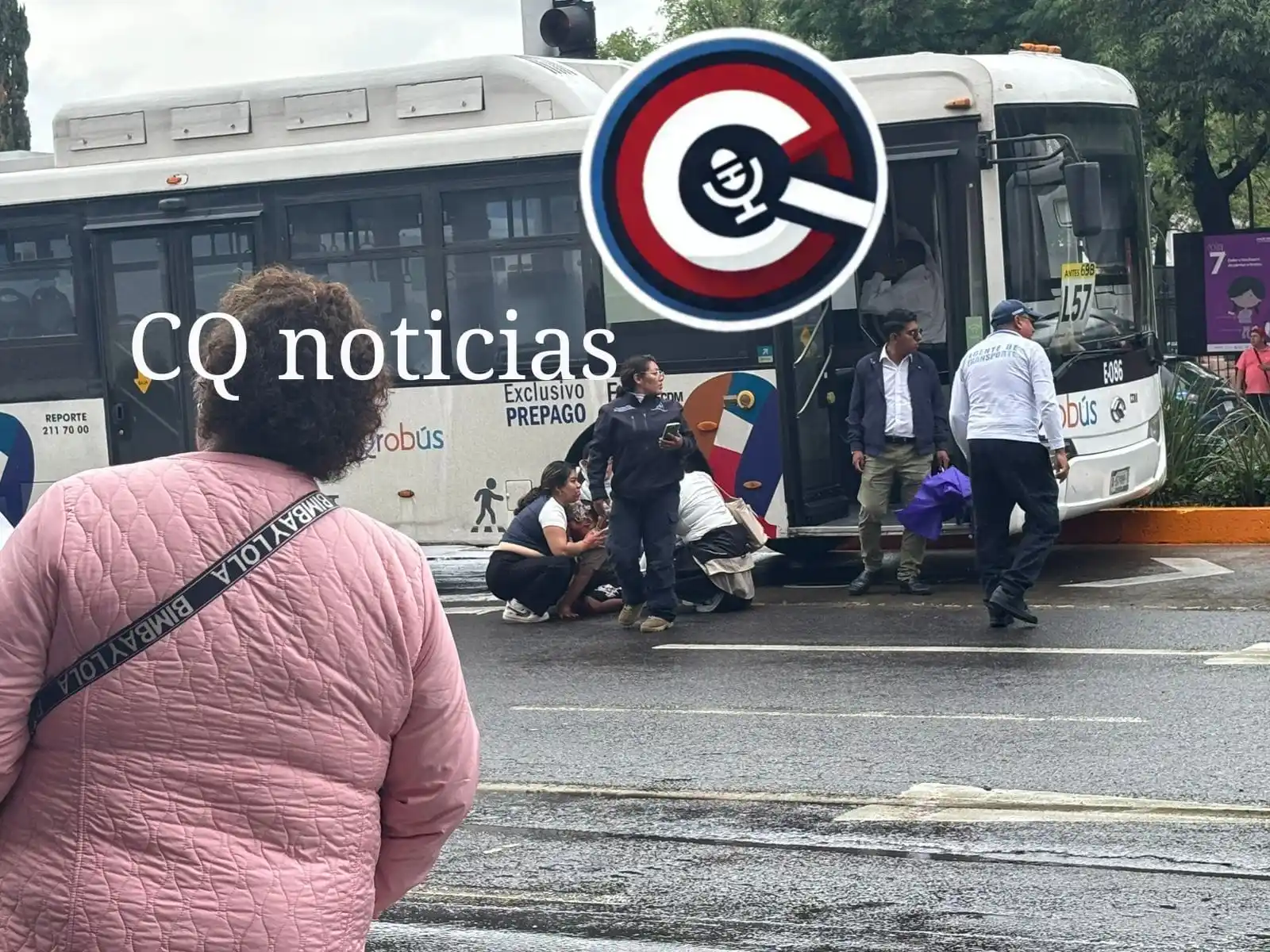 Image from CQ NOTICIAS 📝 (Sin Censura): 🚨 Atropellamiento en Av. Constituyentes, Querétaro 🚨 Un niño y su ma...