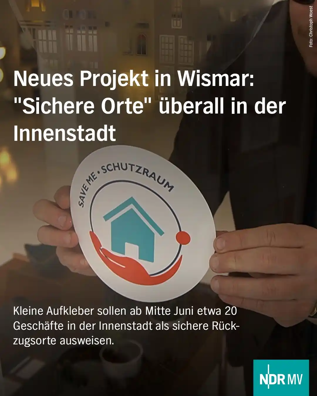 Image from NDR MV Nachrichten: Aufkleber am Eingang von Geschäften und anderen Einrichtungen in der W...