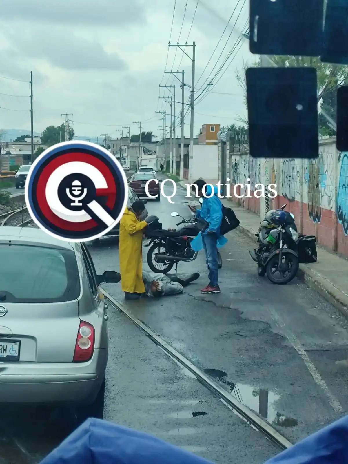 Image from CQ NOTICIAS 📝 (Sin Censura): 🚨🏍️ Biker lesionado 🚨 Un motociclista  tirado sobre Acceso III, en ...