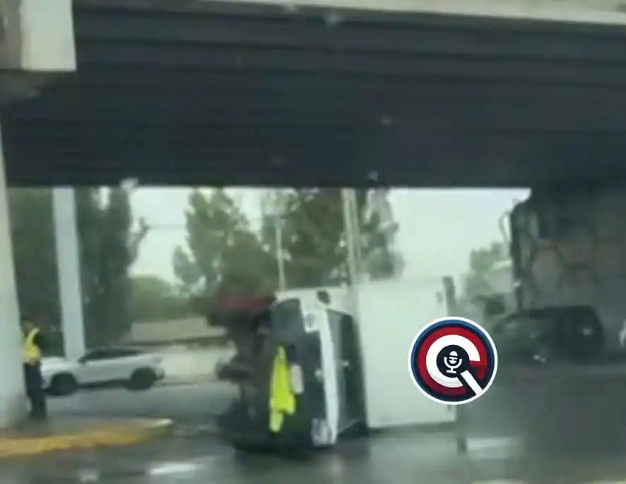 Image from CQ NOTICIAS 📝 (Sin Censura): ⚠️💥🛻 Camioneta repartidora, vuelca en el cruce de las carreteras 100...