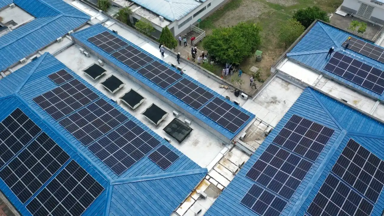 Image from Hora 13 Noticias: El Hospital San Carlos de Aipe ahorrará el 100% en su factura eléctric...