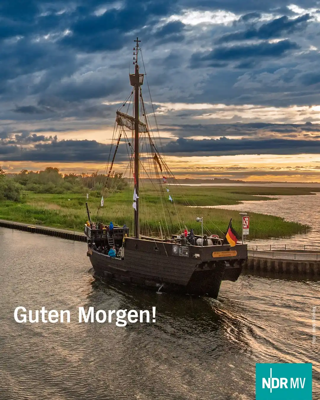 Image from NDR MV Nachrichten: *Guten Morgen MV!* Die Kogge Ucra fährt nach einer Rundfahrt auf dem S...