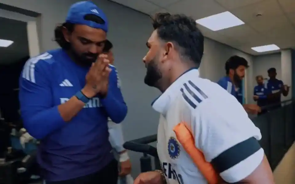 Image from CricTracker: KL Rahul bows down in admiration after Rishabh Pant's heroics on Day 1...