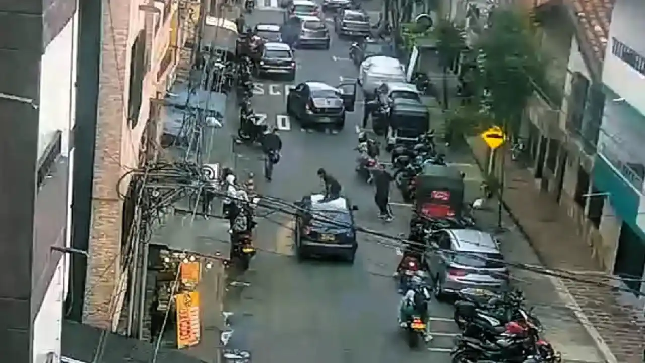 Image from Hora 13 Noticias: La Policía del municipio de Itagüí capturó a dos hombres tras un viole...