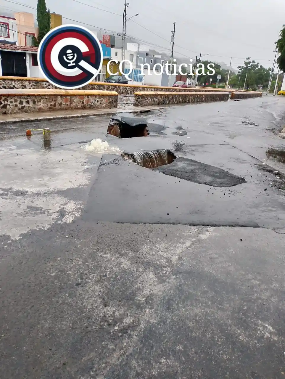Image from CQ NOTICIAS 📝 (Sin Censura): 🚧 Tramo cerrado por socavón Se encuentra cerrado el tramo entre Porta...