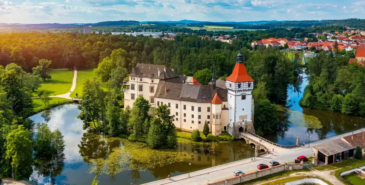 Image from Expats.cz: While Prague Castle, Petřín Hill and the city zoo remain the Czech Rep...