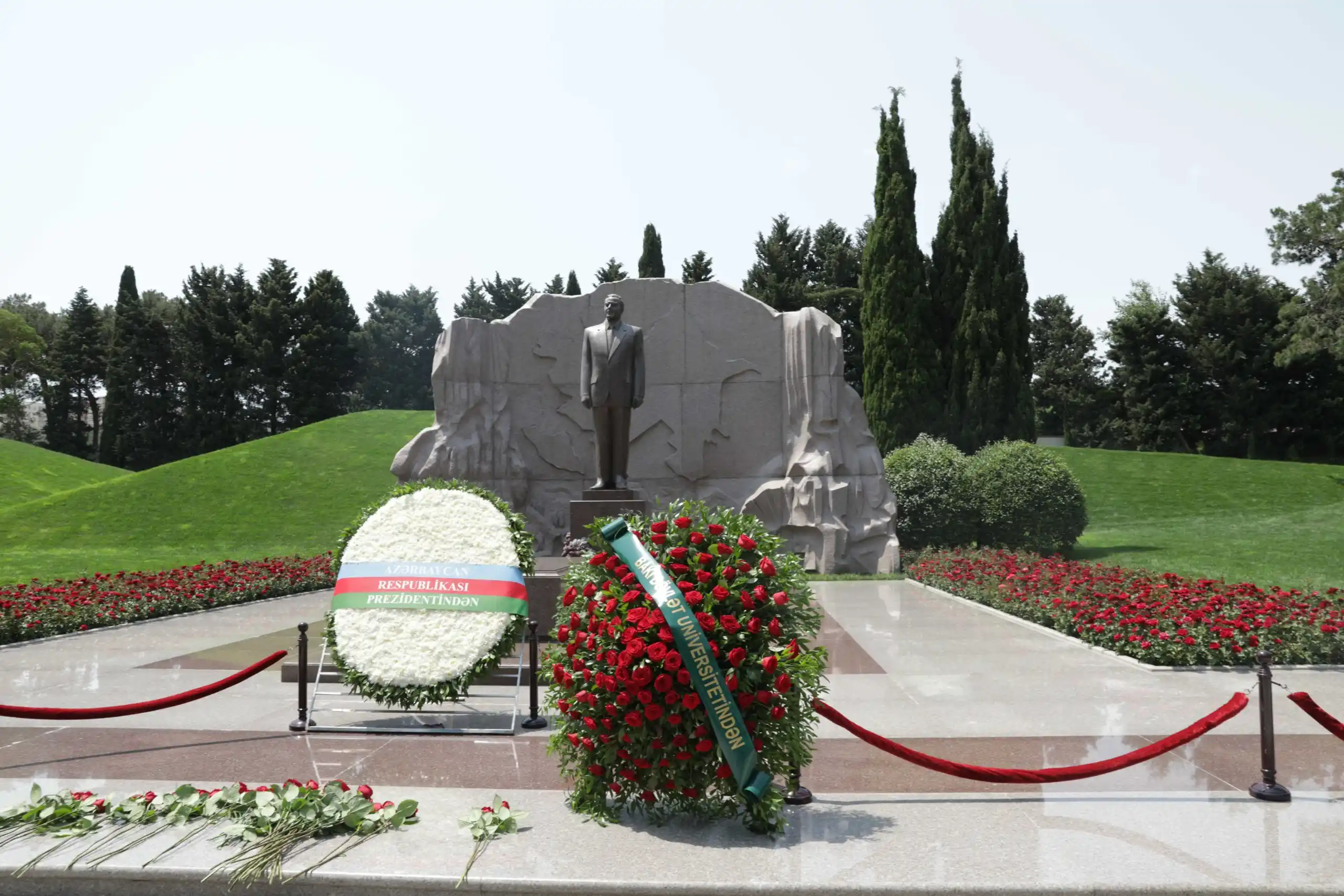 Image from BDU: BDU kollektivi Fəxri xiyabanda Ulu Öndər Heydər Əliyevin məzarını ziya...