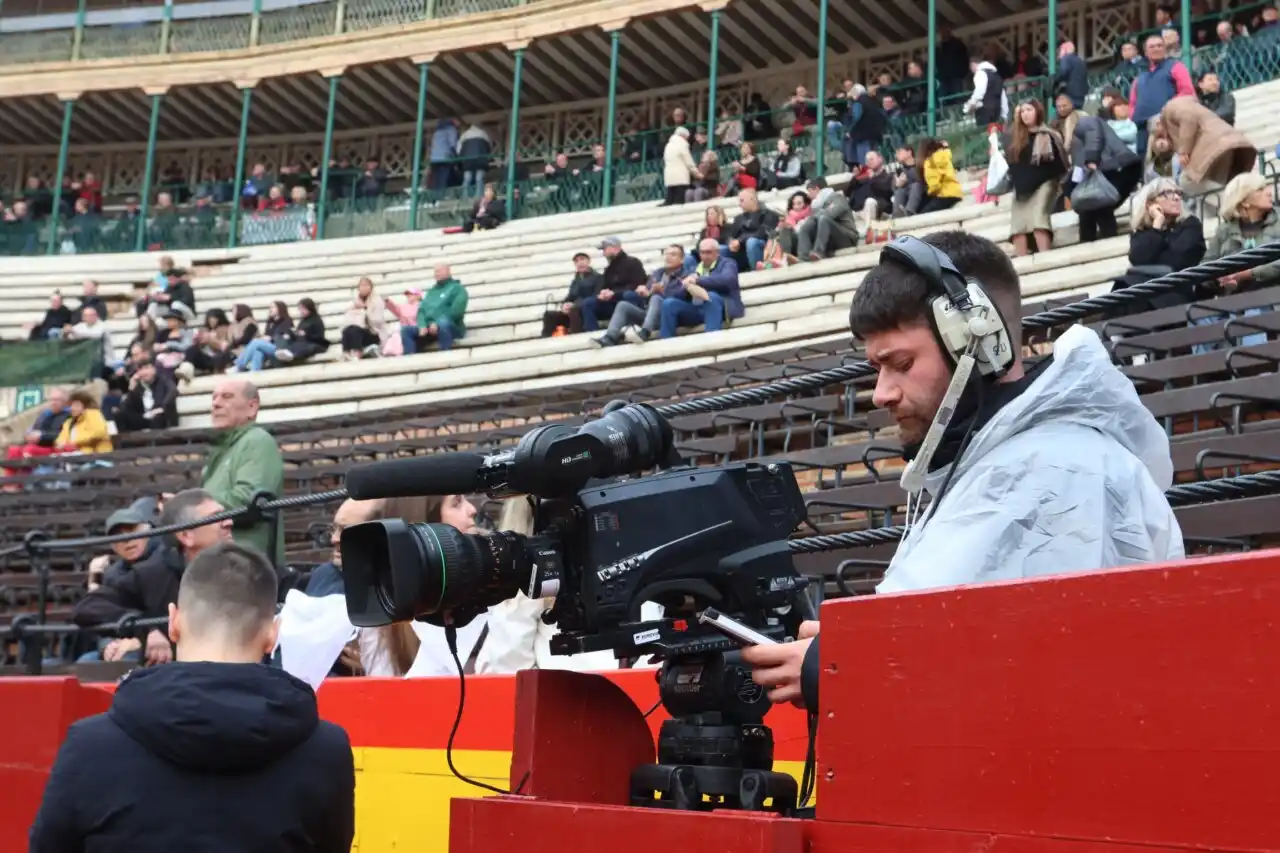 Image from Aplausos: 🗞️BENLLOCH EN LAS PROVINCIAS I Las teles y los toros vuelven a querer...