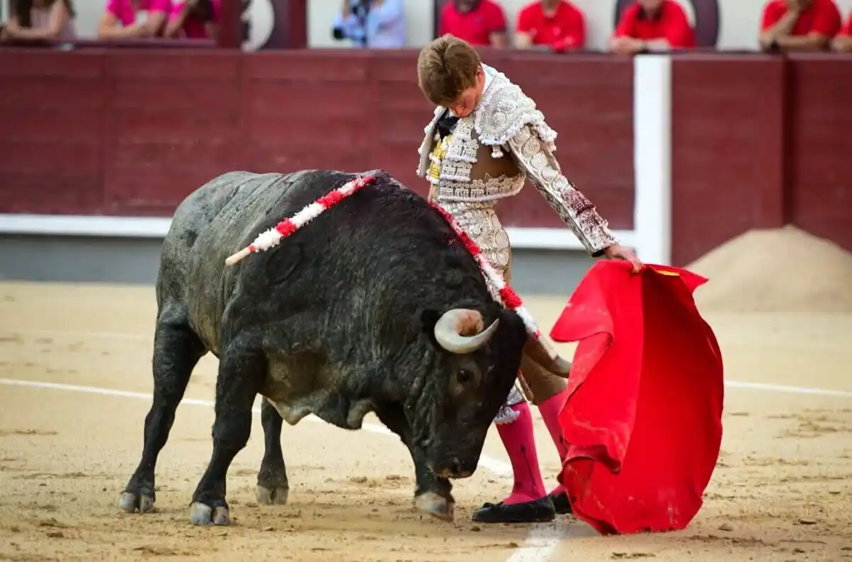 Image from Aplausos: ➡️ CORRIDA IN MEMORIAM I Victorino Martín hace honor a su leyenda: pue...