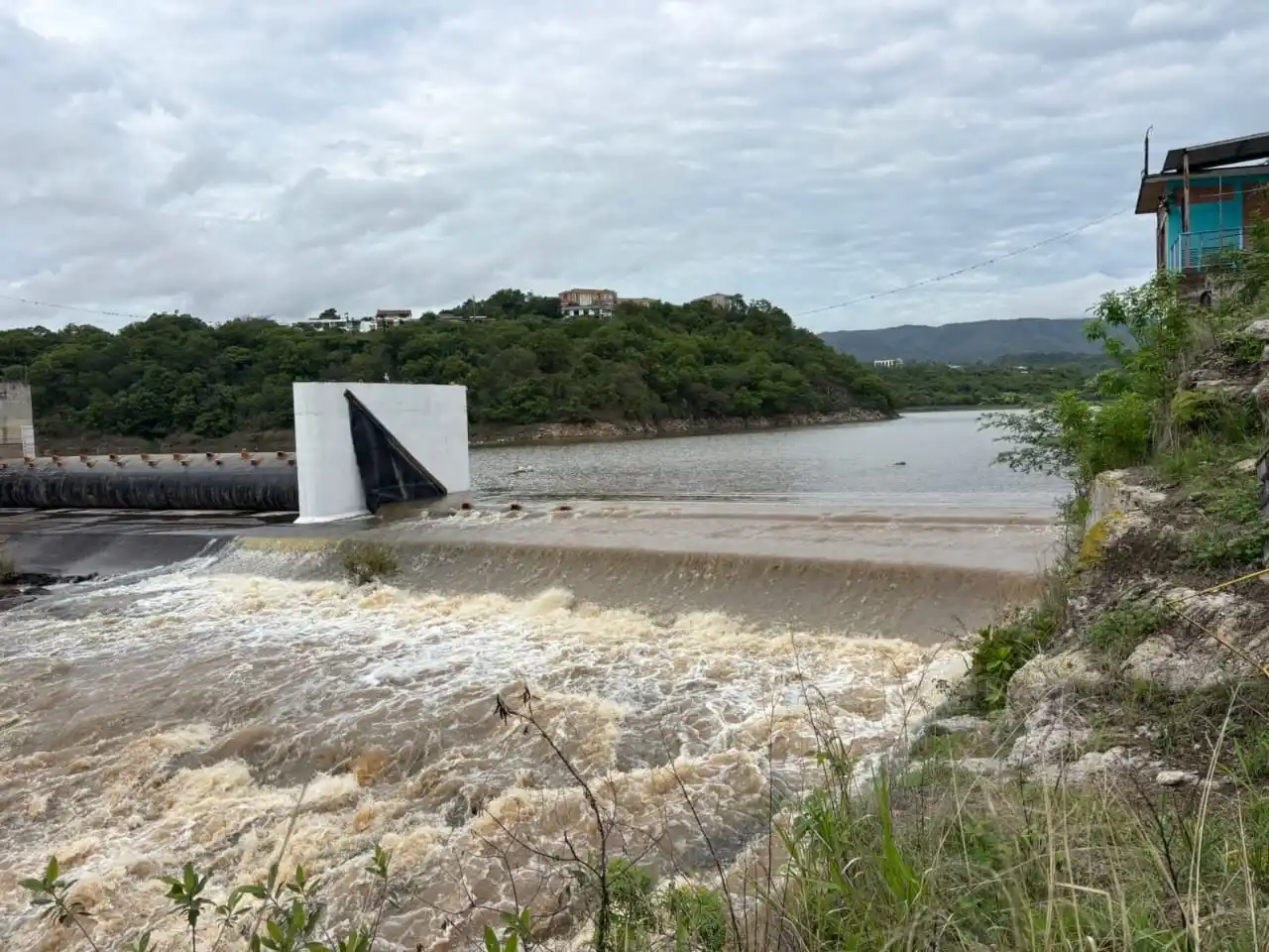 Image from Enfoque Digital HN: EDHN 🚨 || La represa Los Laureles ha rebasado su capacidad máxima lue...