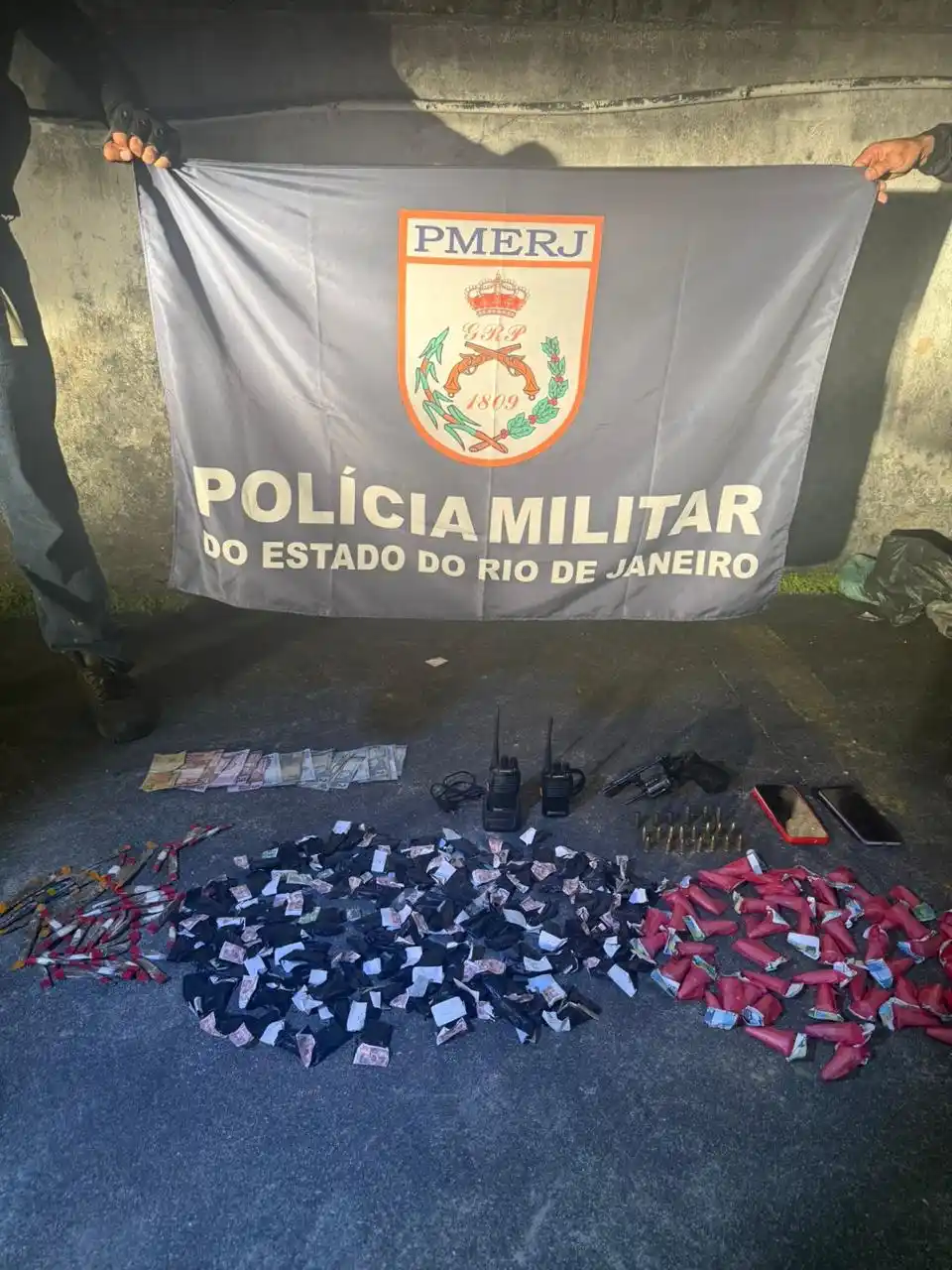 Image from ⭕️CNR-NOTICIAS DO RJ✔️: Arma, munições, drogas e outros materiais foram apreendidos por polici...